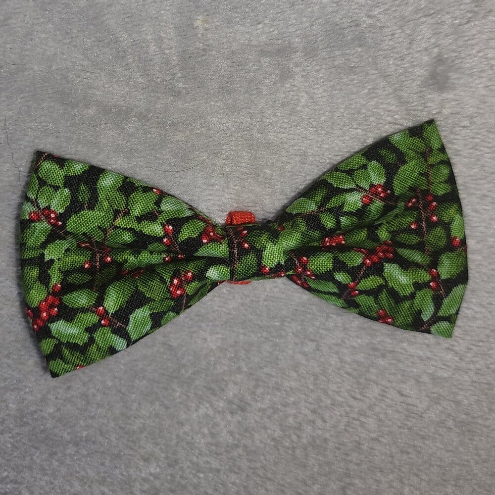 NWOT Hand Crafted Holly Berries Mistletoe Holiday Pet Bowtie For Small Dog Cat